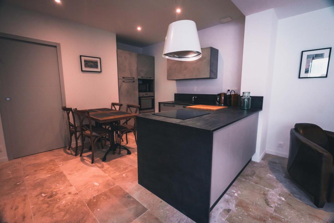 Appartement Avec Cour Privee Centre Ville Classe 4 Etoiles Remparts 1 ลาโรแชล ภายนอก รูปภาพ